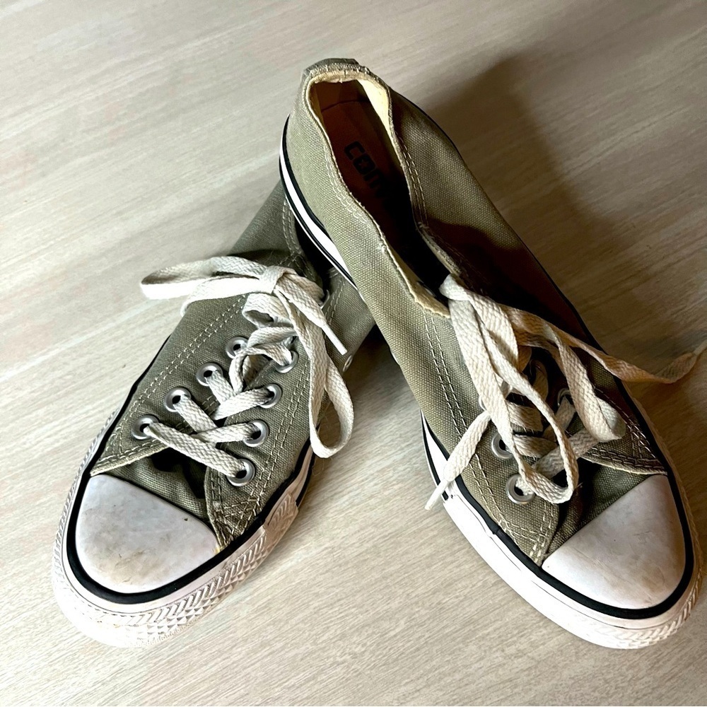 Converse Chuck Taylor All Stars.  The original Converse size.Mens 5 women’s 7